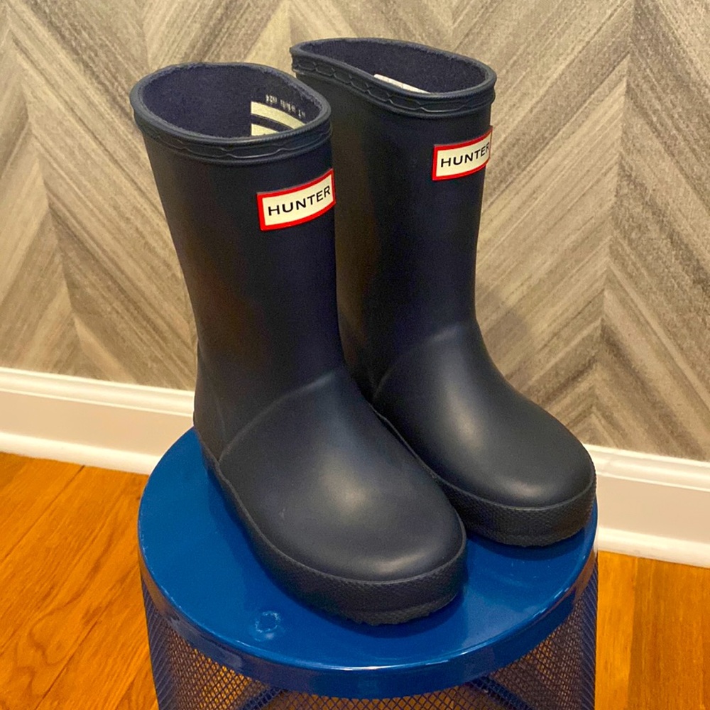 Kids hunter rain boots- perfect condition.i don’t even think they were worn once